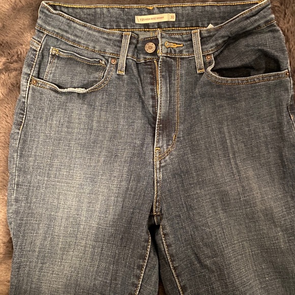 Levi’s High Waisted Jeans - Picture 2 of 6